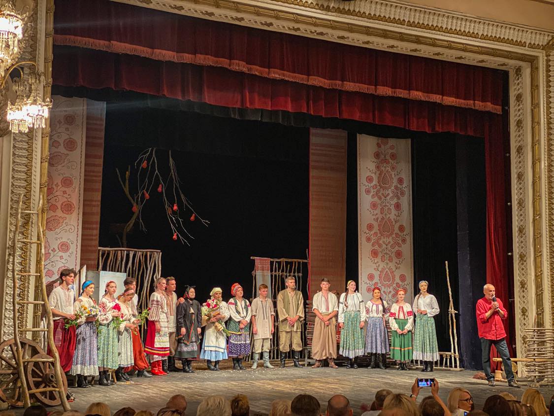 Акторський склад із головним постановником вистави - Олегом Мосійчуком.j